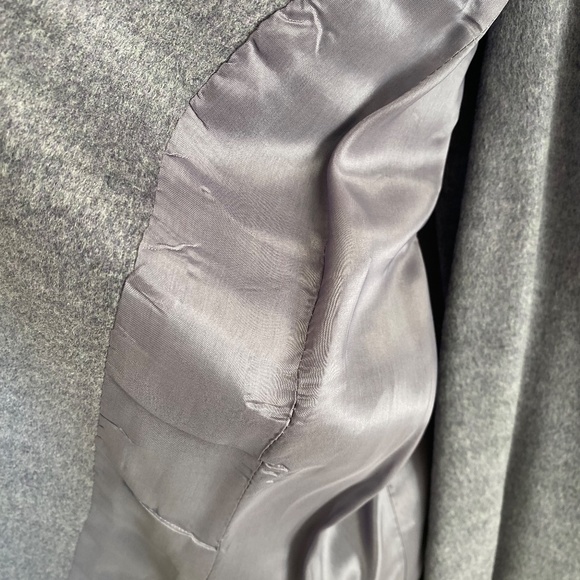 Worth, Lavender Suit  (Jacket & Matching Skirt) Size 10 - Picture 8 of 9